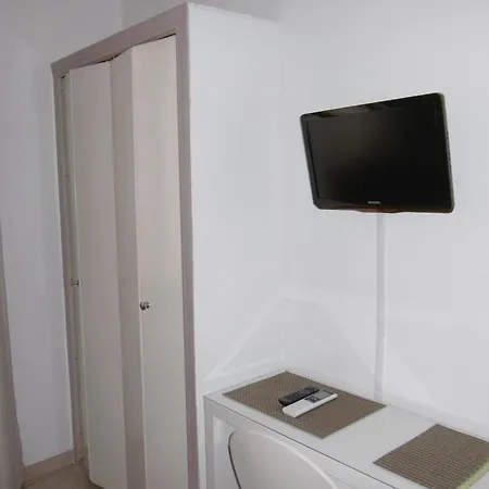 Au Tropico Hotel 2*